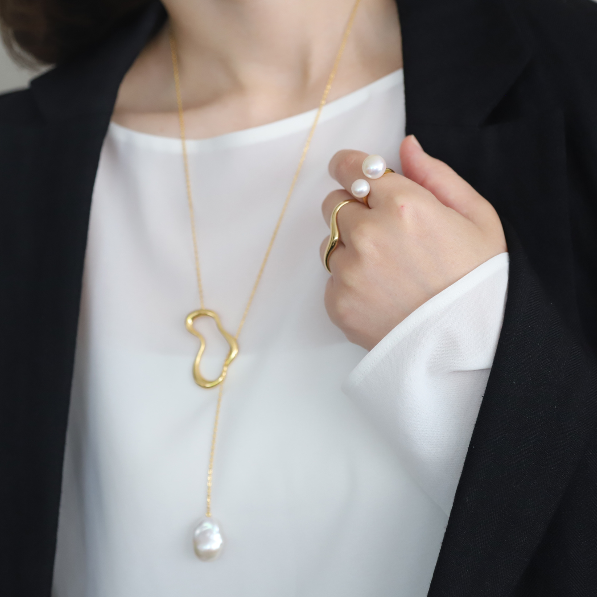 Distorted Motif Baroque Pearl Lariat Necklace – LARICA Distorted Motif Baroque Pearl Lariat Necklace – LARICA